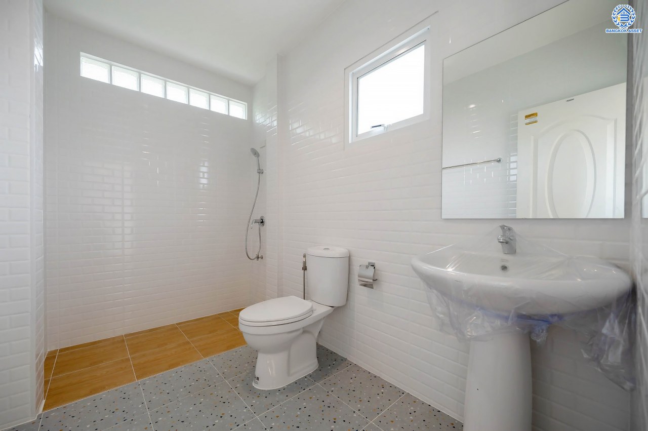 บ้านมือสองตกแต่งใหม่ โครงการ ประดับดาว5-6 ท่าอิฐ ตกแต่งครบครัน พร้อมอยู่ บนเนื้อที่ 52.8 ตร.ว. พื้นที่ใช้สอย 104.5 ตร.ม.  พร้อมฟังก์ชัน 3 ห้องนอน 2 ห้องน้ำ จอดรถได้ 1 คัน พื้นที่ใช้สอยกว้างขวาง บนทำเลที่ดีที่สุด เชื่อมต่อได้หลายเส้นทาง ใกล้รถไฟฟ้าสายสีม่วง "สถานีบางรักน้อยท่าอิฐ"